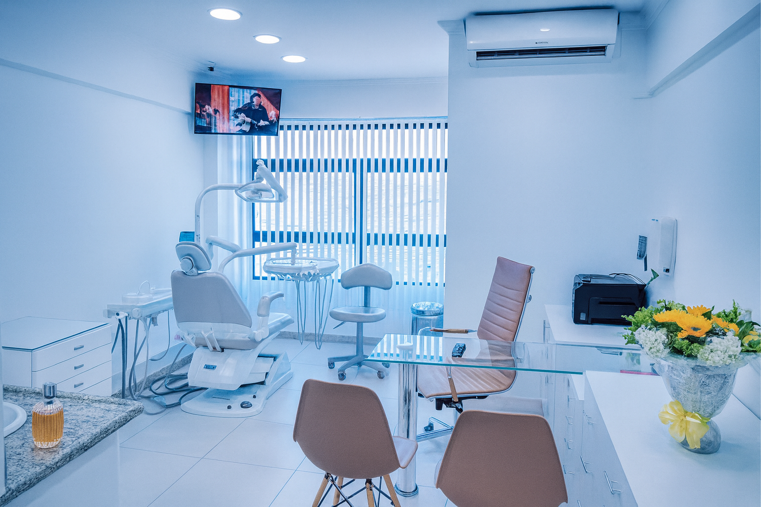 Interior moderno e acolhedor da clínica odontológica