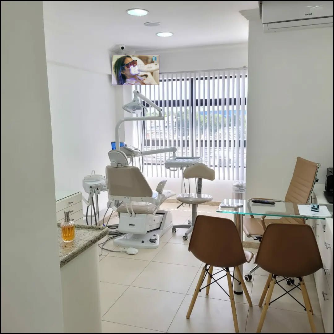 Consultório odontológico moderno com equipamentos de última geração